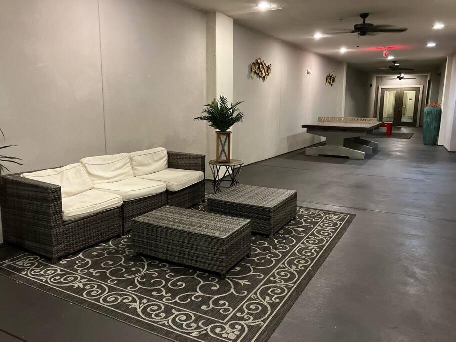 Lux 2/2 With Amenities Apartment